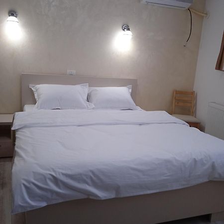 Hotel Marina Srl บูคาเรสต์ ภายนอก รูปภาพ
