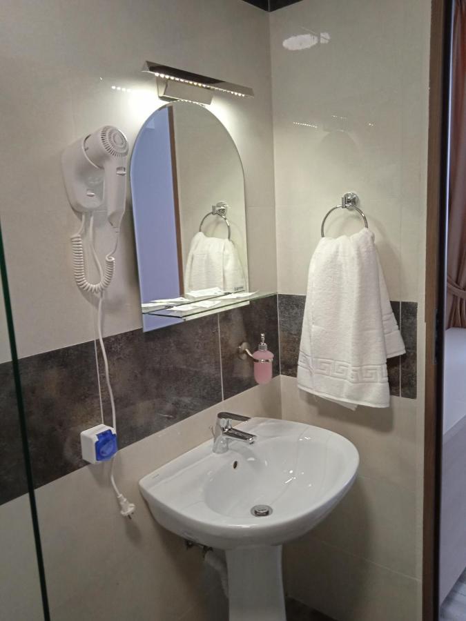 Hotel Marina Srl บูคาเรสต์ ภายนอก รูปภาพ